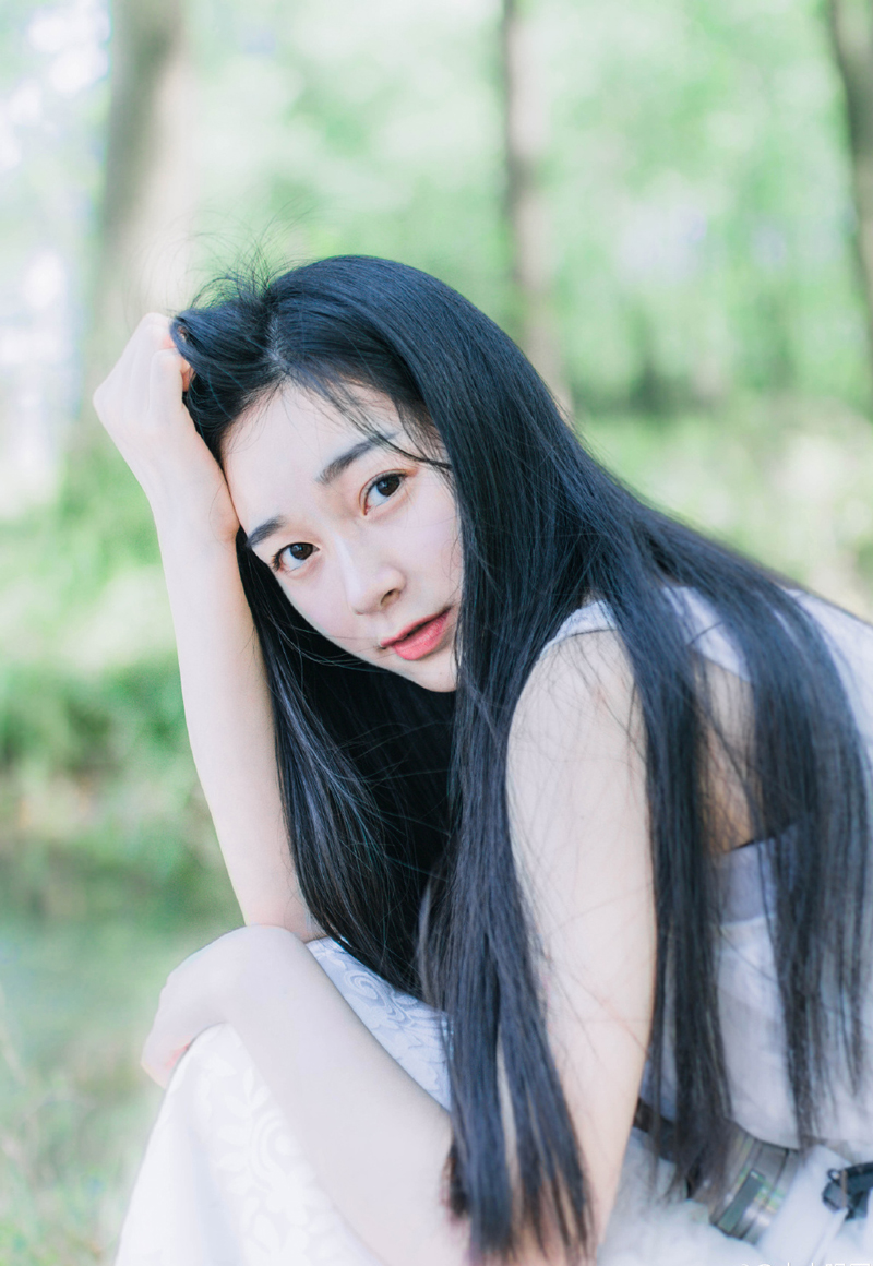在伏德愕然的目光里，从江夏四周隐秘处，一艘艘快船迅速出现，密密麻麻的汇聚了一片，一眼望去，整个江面都被大小不一的船只铺满，浩浩荡荡。